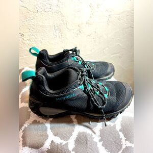 Merrell women size 7 shoes, great used condition, need a bit of cleaning